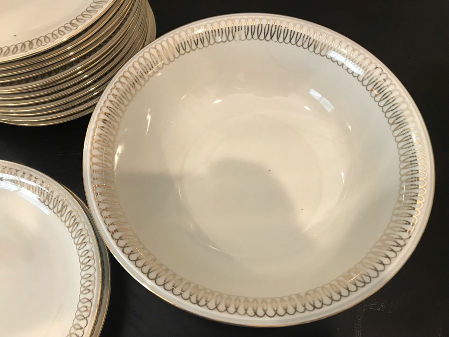 Hutschenreuther Bavaria C. T. Arzberg Soup Tureen, (2) Serving Platters, Bowls And Plates - Apx Service For 12 Gold Rim [Photo 15]