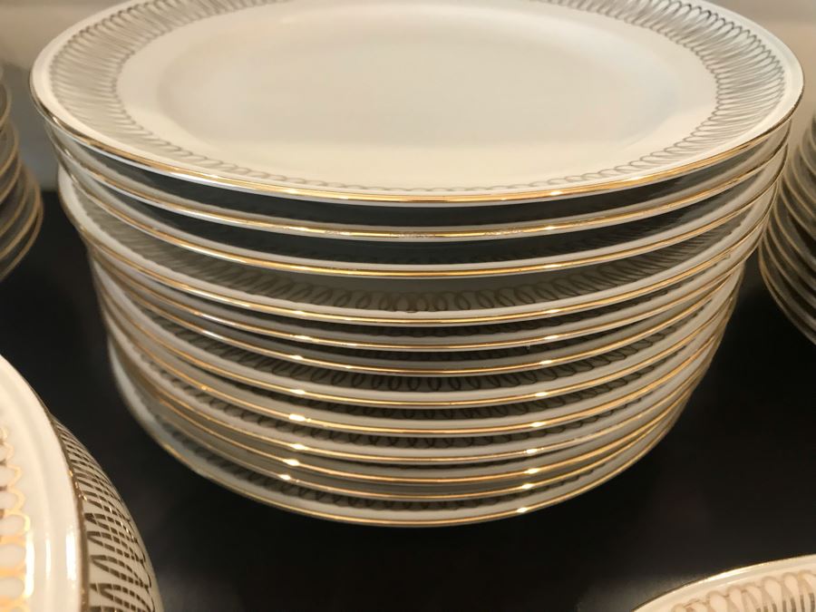 Hutschenreuther Bavaria C. T. Arzberg Soup Tureen, (2) Serving Platters, Bowls And Plates - Apx Service For 12 Gold Rim [Photo 7]