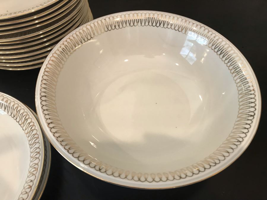 Hutschenreuther Bavaria C. T. Arzberg Soup Tureen, (2) Serving Platters, Bowls And Plates - Apx Service For 12 Gold Rim [Photo 11]