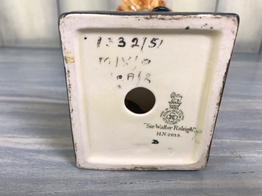 Royal Doulton England Sir Walter Raleigh Figurine HN 2015 11.5'H [Photo 2]