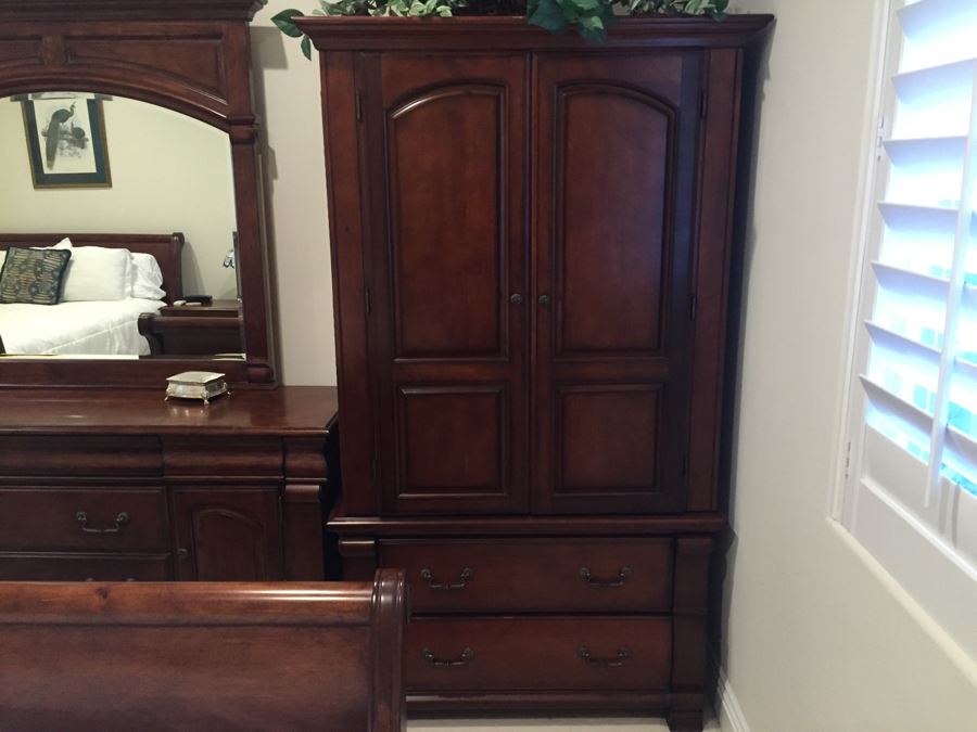 Guest Wooden Bedroom Set Includes (2) Queen Size Sleigh Beds With