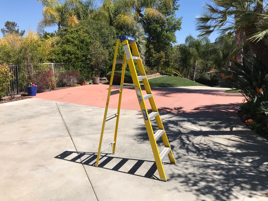 7' Heavy Duty Louisville Fiberglass Ladder Model No L-3111-07 [Photo 2]