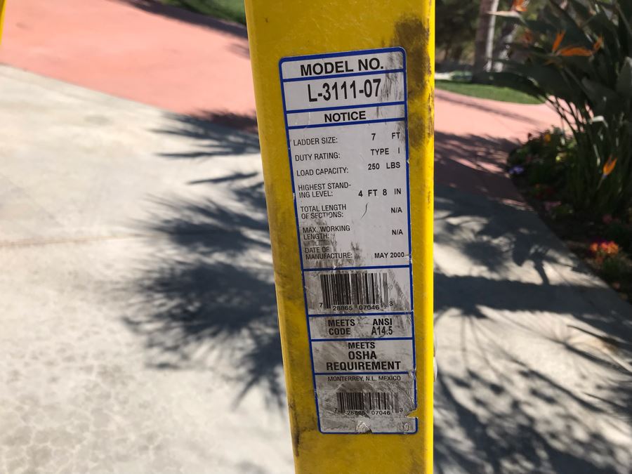 7' Heavy Duty Louisville Fiberglass Ladder Model No L-3111-07 [Photo 5]