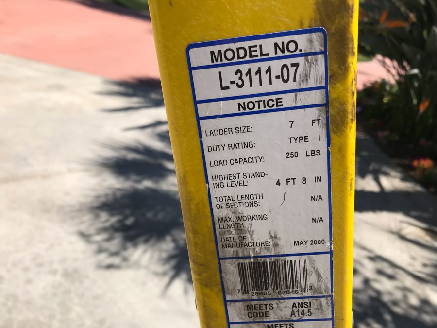 7' Heavy Duty Louisville Fiberglass Ladder Model No L-3111-07 [Photo 6]