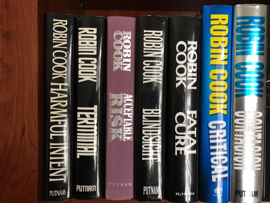 Hardcover Book Lot: Michael Crichton, Robin Cook [Photo 2]