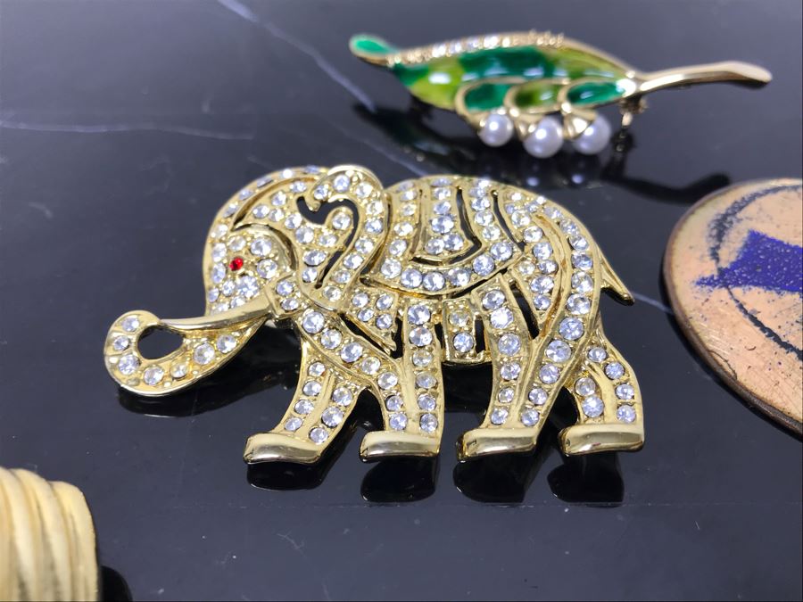 Costume Jewelry Lot With Ladies Bulova Quartz Watch, Brooches, Bracelet, Pendants, Ring And Jewelry Boxes - See Photos [Photo 18]