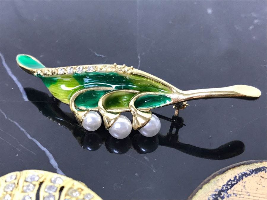 Costume Jewelry Lot With Ladies Bulova Quartz Watch, Brooches, Bracelet, Pendants, Ring And Jewelry Boxes - See Photos [Photo 29]