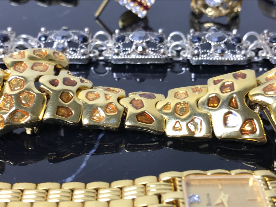 Costume Jewelry Lot With Ladies Bulova Quartz Watch, Brooches, Bracelet, Pendants, Ring And Jewelry Boxes - See Photos [Photo 11]