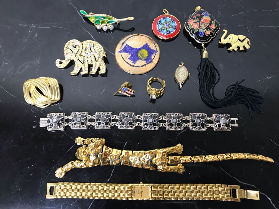 Costume Jewelry Lot With Ladies Bulova Quartz Watch, Brooches, Bracelet, Pendants, Ring And Jewelry Boxes - See Photos [Photo 4]