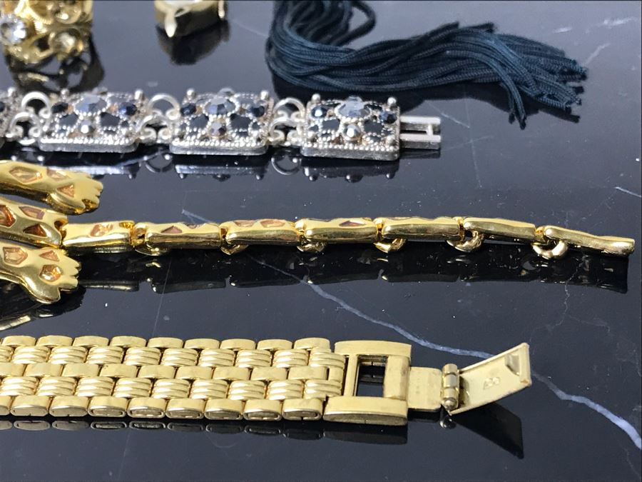 Costume Jewelry Lot With Ladies Bulova Quartz Watch, Brooches, Bracelet, Pendants, Ring And Jewelry Boxes - See Photos [Photo 12]