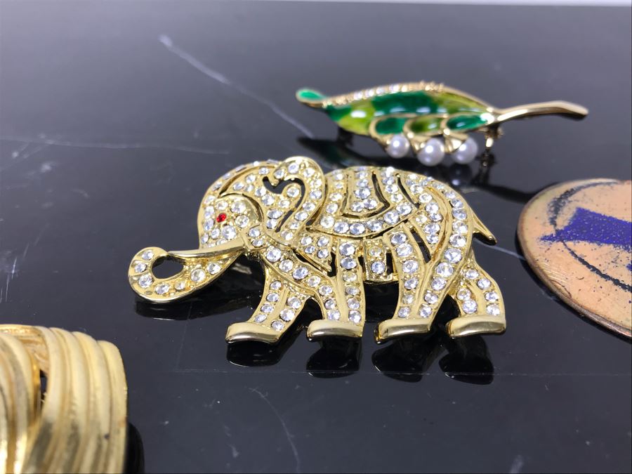 Costume Jewelry Lot With Ladies Bulova Quartz Watch, Brooches, Bracelet, Pendants, Ring And Jewelry Boxes - See Photos [Photo 19]