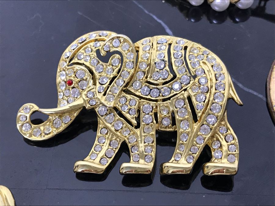 Costume Jewelry Lot With Ladies Bulova Quartz Watch, Brooches, Bracelet, Pendants, Ring And Jewelry Boxes - See Photos [Photo 25]