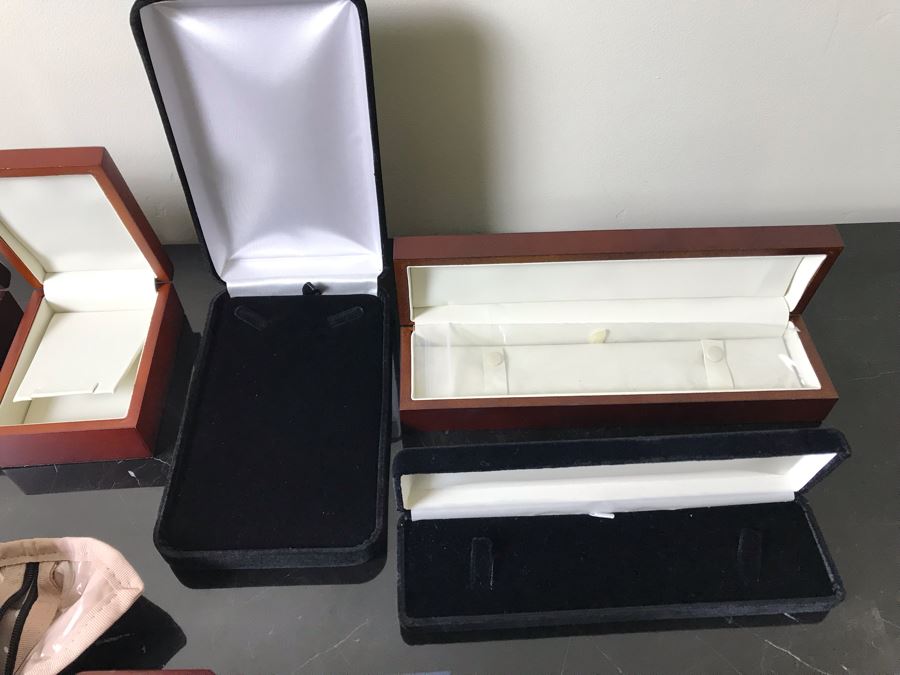 Costume Jewelry Lot With Ladies Bulova Quartz Watch, Brooches, Bracelet, Pendants, Ring And Jewelry Boxes - See Photos [Photo 33]