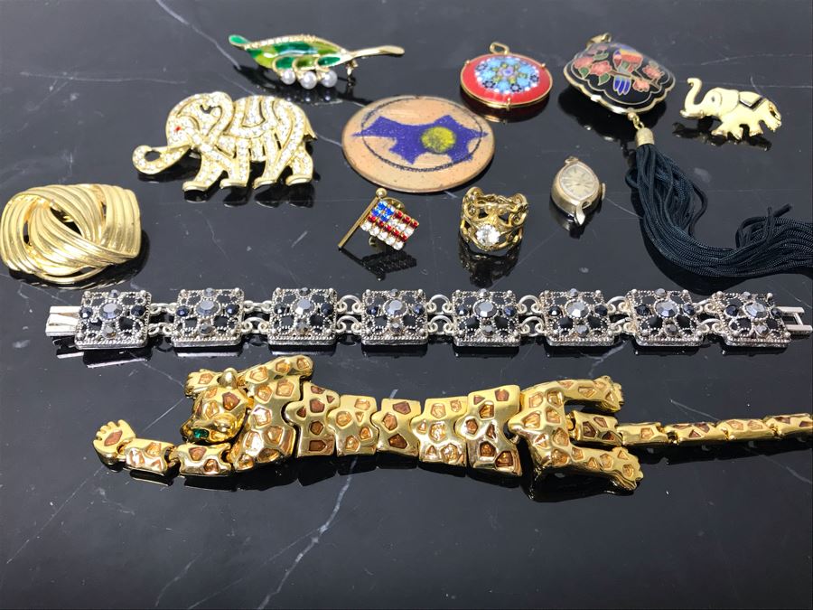 Costume Jewelry Lot With Ladies Bulova Quartz Watch, Brooches, Bracelet, Pendants, Ring And Jewelry Boxes - See Photos [Photo 15]