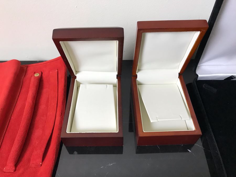 Costume Jewelry Lot With Ladies Bulova Quartz Watch, Brooches, Bracelet, Pendants, Ring And Jewelry Boxes - See Photos [Photo 32]