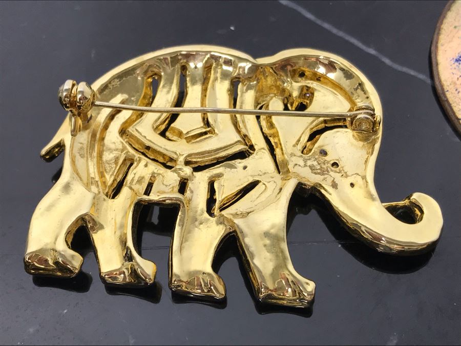 Costume Jewelry Lot With Ladies Bulova Quartz Watch, Brooches, Bracelet, Pendants, Ring And Jewelry Boxes - See Photos [Photo 30]