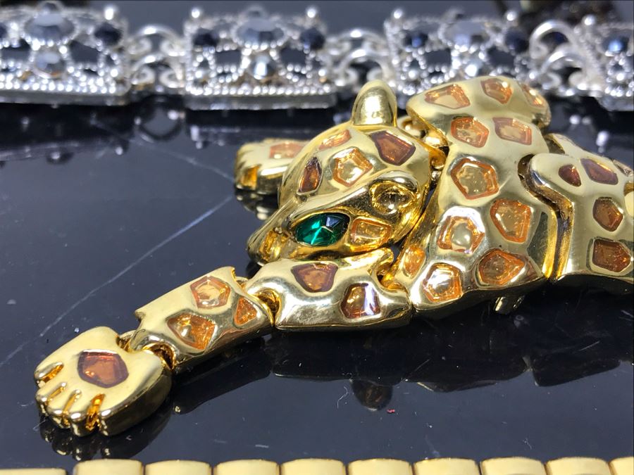 Costume Jewelry Lot With Ladies Bulova Quartz Watch, Brooches, Bracelet, Pendants, Ring And Jewelry Boxes - See Photos [Photo 10]