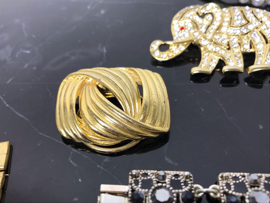 Costume Jewelry Lot With Ladies Bulova Quartz Watch, Brooches, Bracelet, Pendants, Ring And Jewelry Boxes - See Photos [Photo 20]