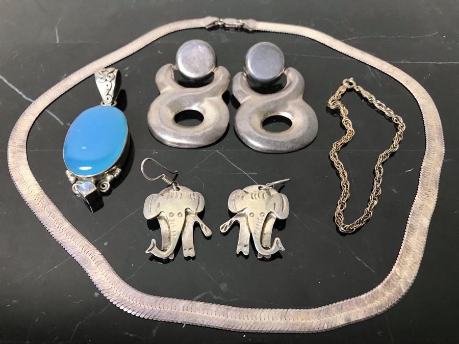 Sterling Silver Jewelry Lot: Pair Of Earrings, Bracelet, Stunning Pendant And Necklace 79g Total Weight [Photo 2]