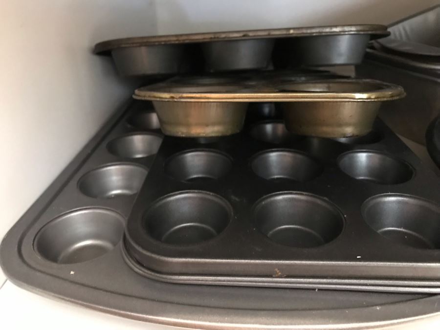 Kitchen Bakeware Lot With Pyrex Glass Baking Pans, Muffin Pans, Nordic Ware The Bundt Pan - See Photos [Photo 10]