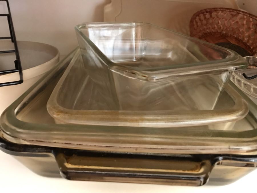 Kitchen Bakeware Lot With Pyrex Glass Baking Pans, Muffin Pans, Nordic Ware The Bundt Pan - See Photos [Photo 16]