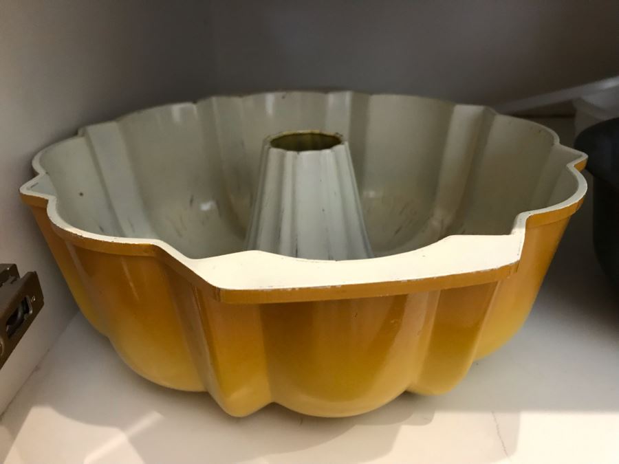 Kitchen Bakeware Lot With Pyrex Glass Baking Pans, Muffin Pans, Nordic Ware The Bundt Pan - See Photos [Photo 3]