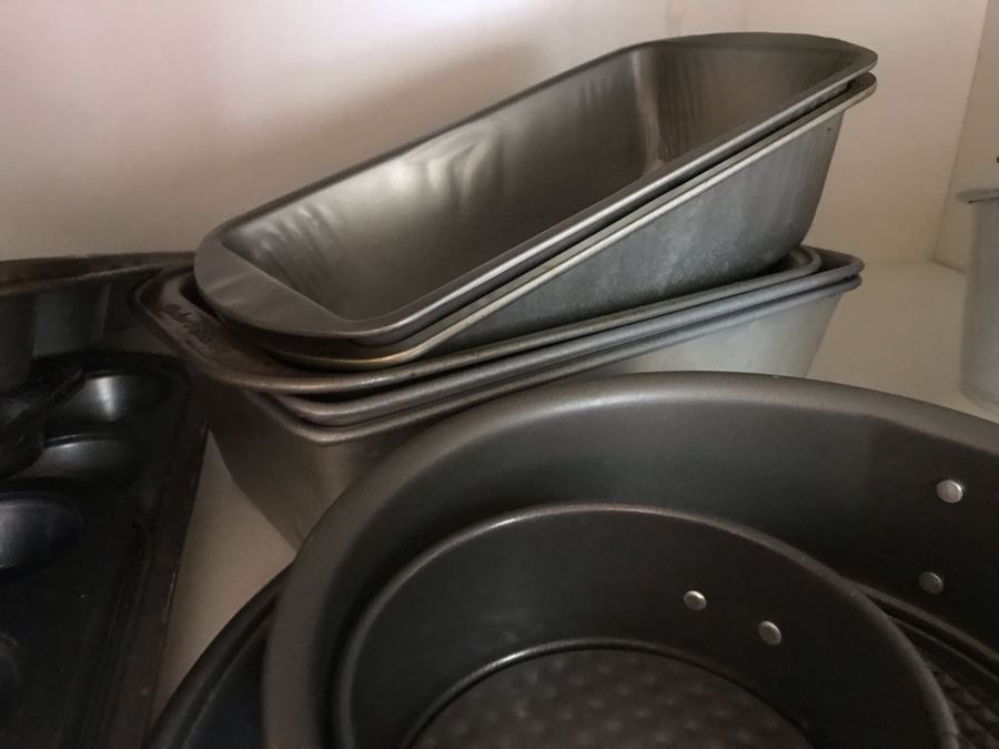 Kitchen Bakeware Lot With Pyrex Glass Baking Pans, Muffin Pans, Nordic Ware The Bundt Pan - See Photos [Photo 13]