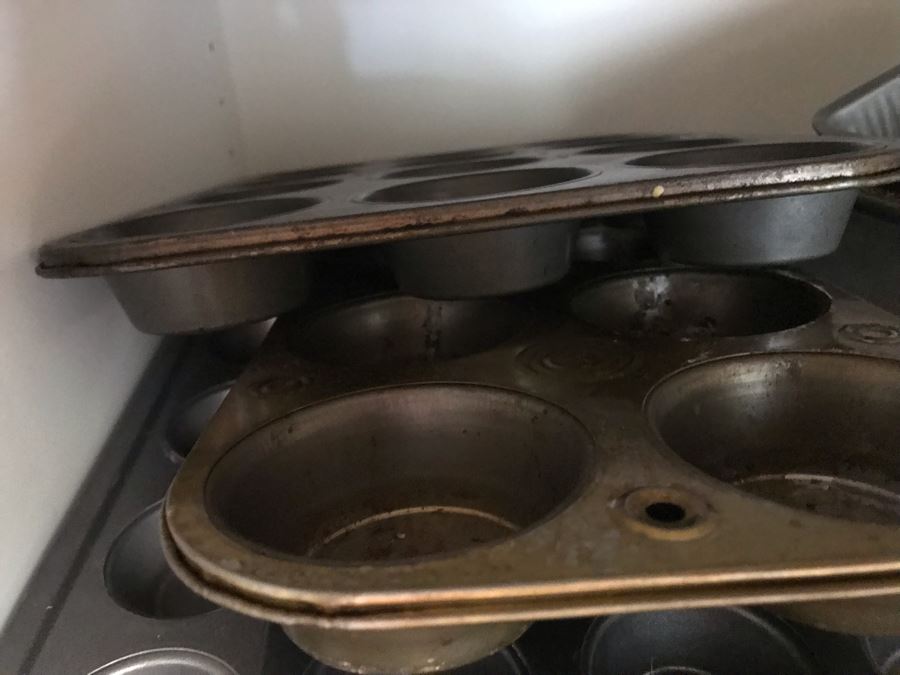 Kitchen Bakeware Lot With Pyrex Glass Baking Pans, Muffin Pans, Nordic Ware The Bundt Pan - See Photos [Photo 11]