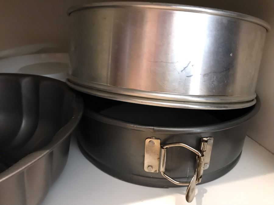 Kitchen Bakeware Lot With Pyrex Glass Baking Pans, Muffin Pans, Nordic Ware The Bundt Pan - See Photos [Photo 9]