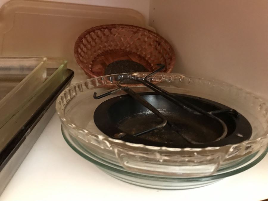 Kitchen Bakeware Lot With Pyrex Glass Baking Pans, Muffin Pans, Nordic Ware The Bundt Pan - See Photos [Photo 15]