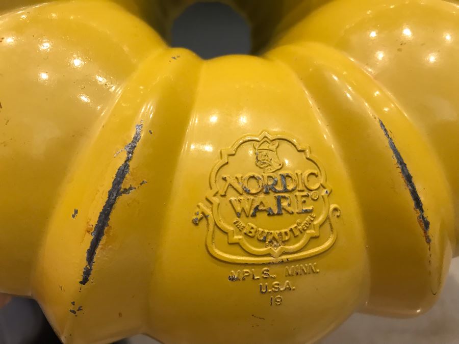 Kitchen Bakeware Lot With Pyrex Glass Baking Pans, Muffin Pans, Nordic Ware The Bundt Pan - See Photos [Photo 6]