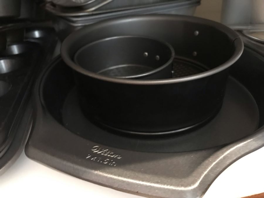 Kitchen Bakeware Lot With Pyrex Glass Baking Pans, Muffin Pans, Nordic Ware The Bundt Pan - See Photos [Photo 12]