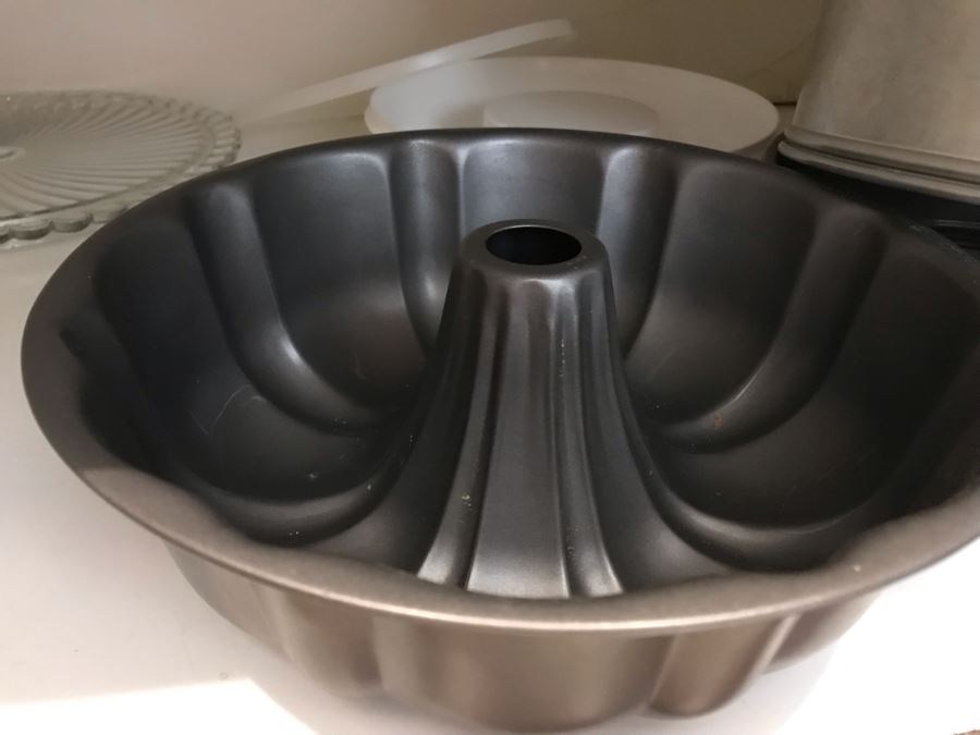 Kitchen Bakeware Lot With Pyrex Glass Baking Pans, Muffin Pans, Nordic Ware The Bundt Pan - See Photos [Photo 8]