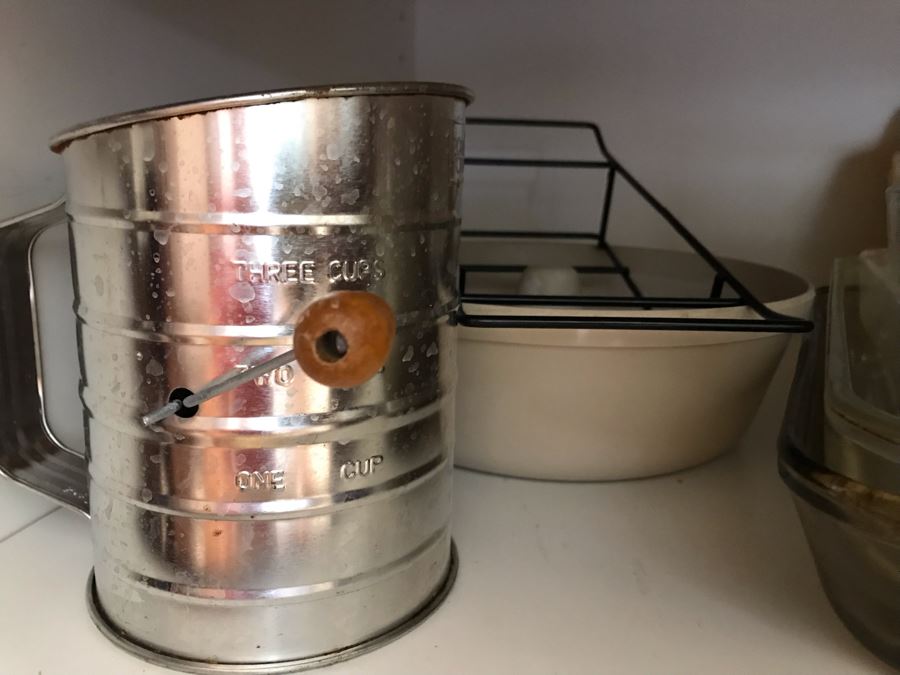 Kitchen Bakeware Lot With Pyrex Glass Baking Pans, Muffin Pans, Nordic Ware The Bundt Pan - See Photos [Photo 19]