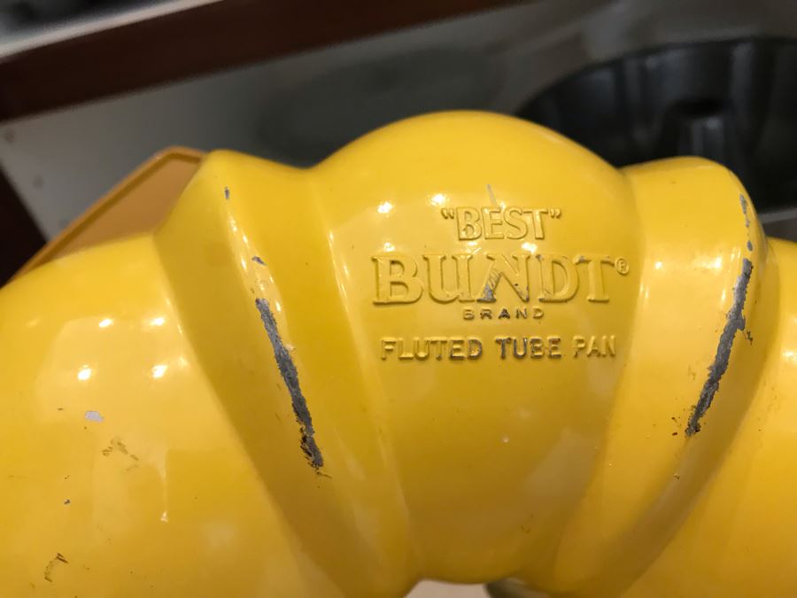 Kitchen Bakeware Lot With Pyrex Glass Baking Pans, Muffin Pans, Nordic Ware The Bundt Pan - See Photos [Photo 5]