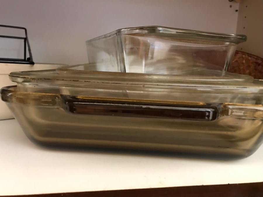 Kitchen Bakeware Lot With Pyrex Glass Baking Pans, Muffin Pans, Nordic Ware The Bundt Pan - See Photos [Photo 18]