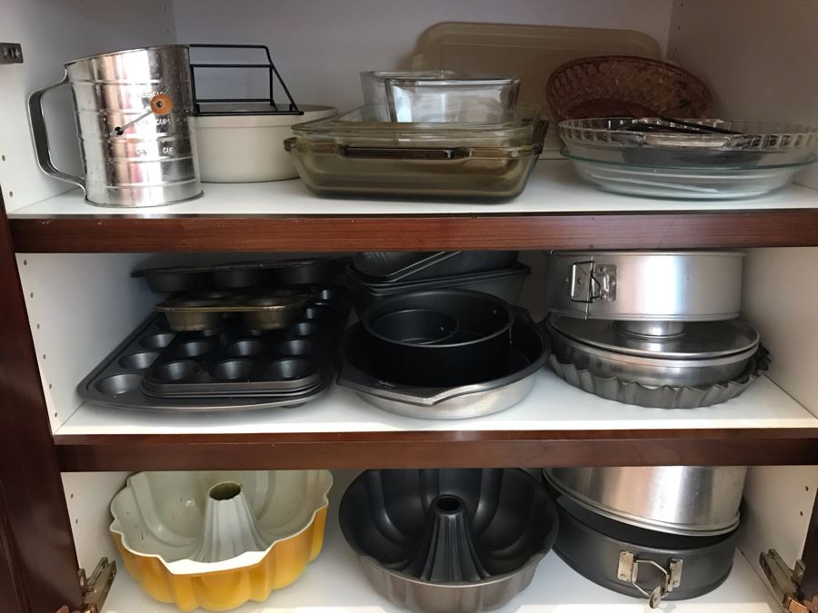 Kitchen Bakeware Lot With Pyrex Glass Baking Pans, Muffin Pans, Nordic Ware The Bundt Pan - See Photos [Photo 1]