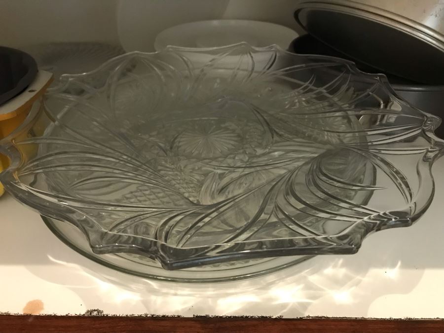 Kitchen Bakeware Lot With Pyrex Glass Baking Pans, Muffin Pans, Nordic Ware The Bundt Pan - See Photos [Photo 21]