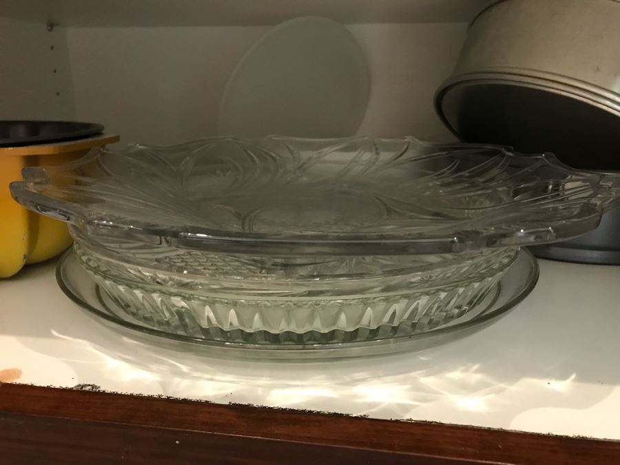 Kitchen Bakeware Lot With Pyrex Glass Baking Pans, Muffin Pans, Nordic Ware  The Bundt Pan - See Photos