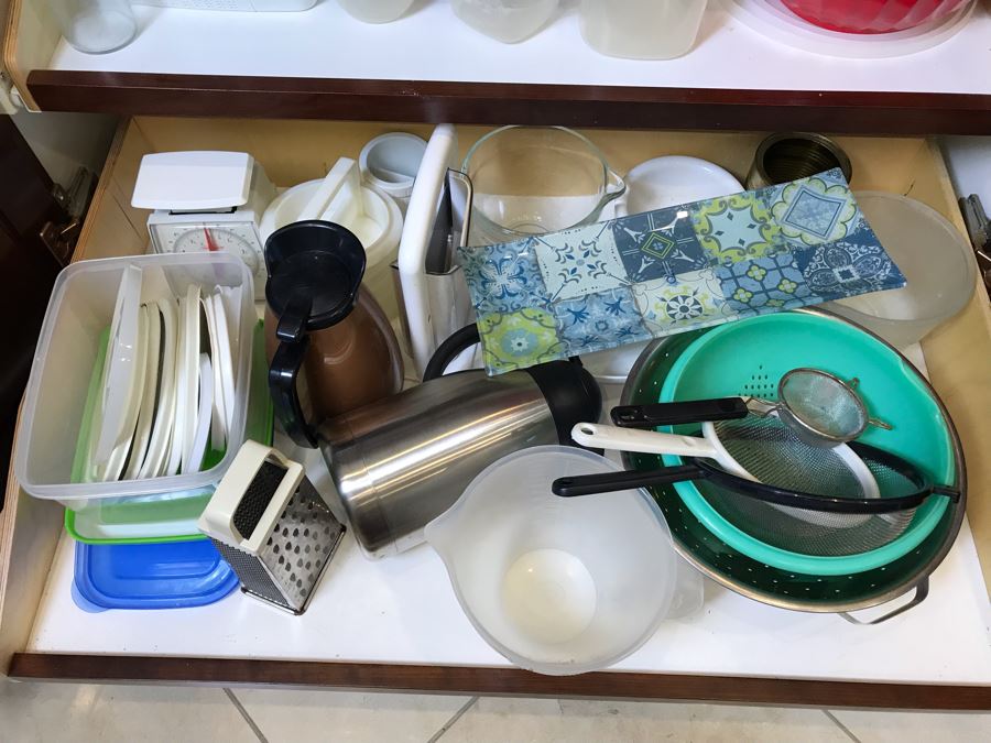 Pair Of Coffee Carafes, Cheese Grater, Strainers, Sunbeam Kitchen Scale, Glass Measuring Cup, Tupperware Lot - See Photos [Photo 10]
