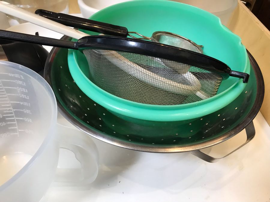 Pair Of Coffee Carafes, Cheese Grater, Strainers, Sunbeam Kitchen Scale, Glass Measuring Cup, Tupperware Lot - See Photos [Photo 9]