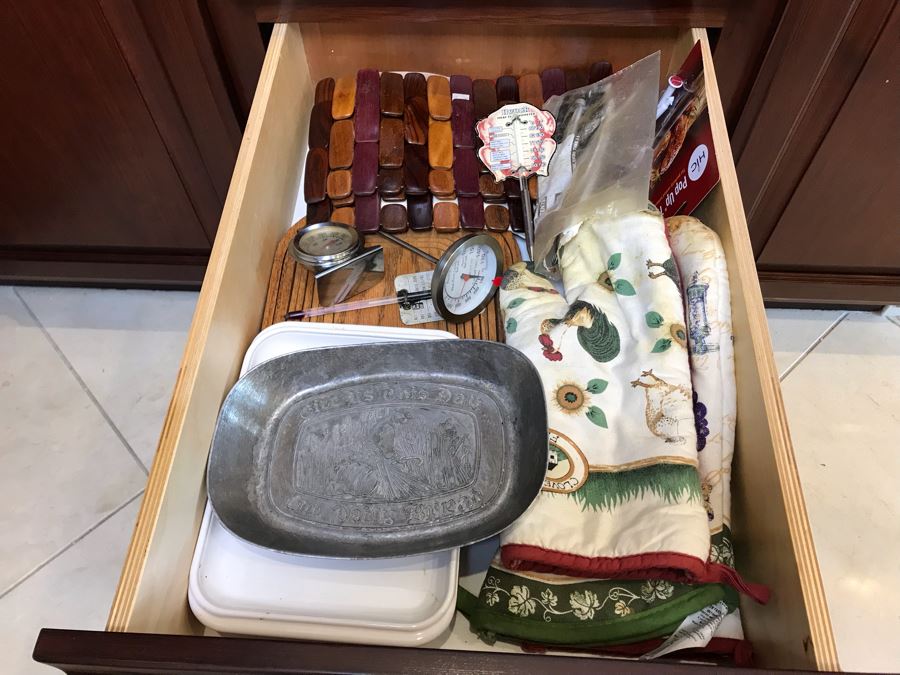 Cooking Temperature Gauges, Trivets, Oven Mits, Corning Ware Rack MR-1, Metal Bread Plate - See Photos [Photo 2]