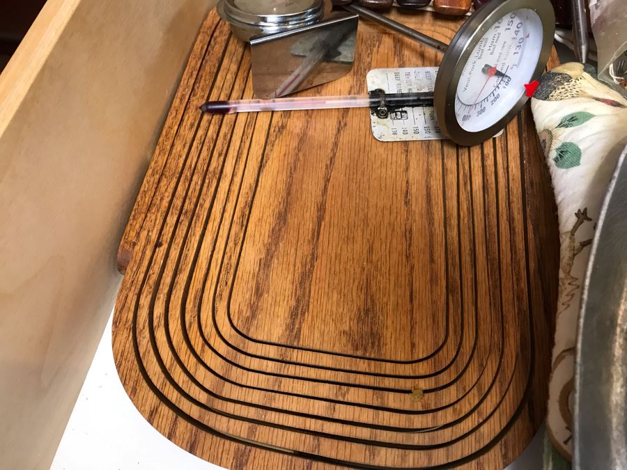 Cooking Temperature Gauges, Trivets, Oven Mits, Corning Ware Rack MR-1, Metal Bread Plate - See Photos [Photo 8]