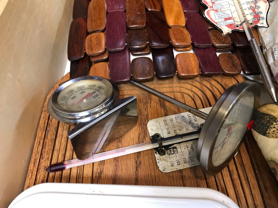 Cooking Temperature Gauges, Trivets, Oven Mits, Corning Ware Rack MR-1, Metal Bread Plate - See Photos [Photo 4]