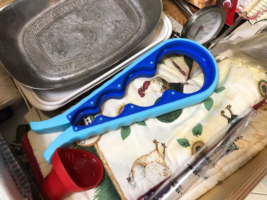 Cooking Temperature Gauges, Trivets, Oven Mits, Corning Ware Rack MR-1, Metal Bread Plate - See Photos [Photo 13]