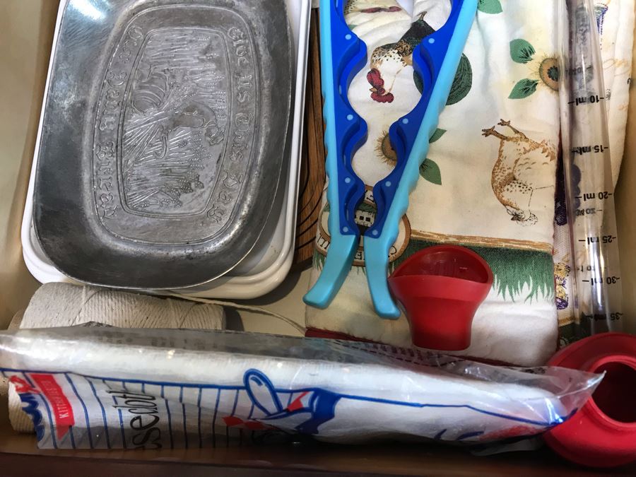 Cooking Temperature Gauges, Trivets, Oven Mits, Corning Ware Rack MR-1, Metal Bread Plate - See Photos [Photo 12]