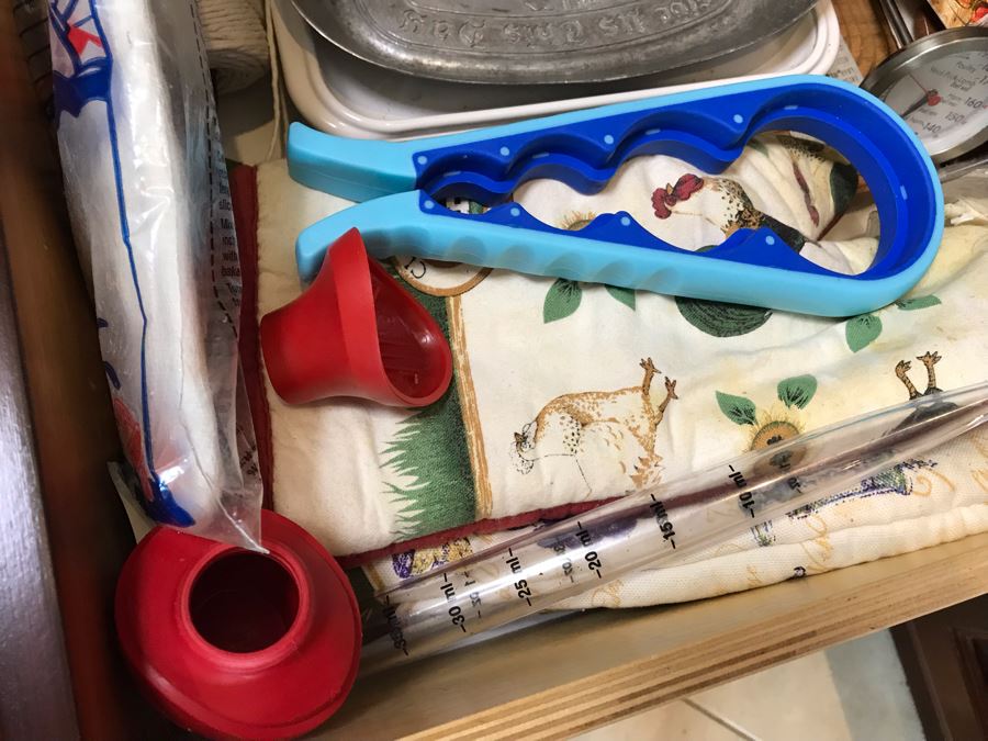 Cooking Temperature Gauges, Trivets, Oven Mits, Corning Ware Rack MR-1, Metal Bread Plate - See Photos [Photo 14]