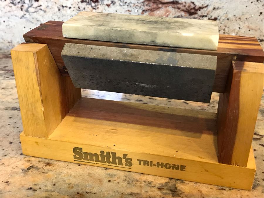 Smith's Tri-Hone Sharpening Stone, Sharpening Stone And Alaskan Ulu Knife With Stand [Photo 5]