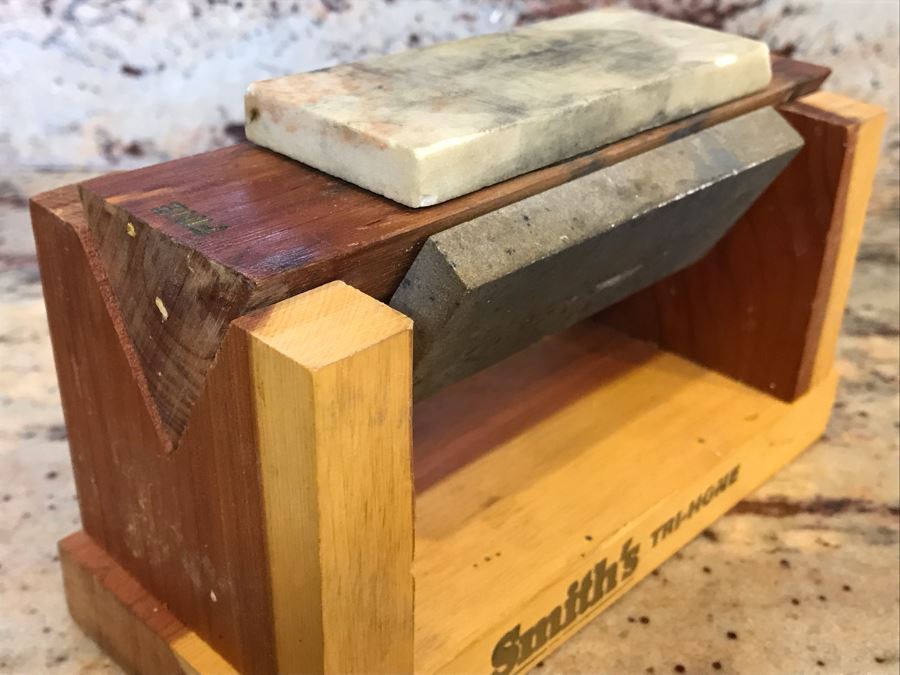 Smith's Tri-Hone Sharpening Stone, Sharpening Stone And Alaskan Ulu Knife With Stand [Photo 7]