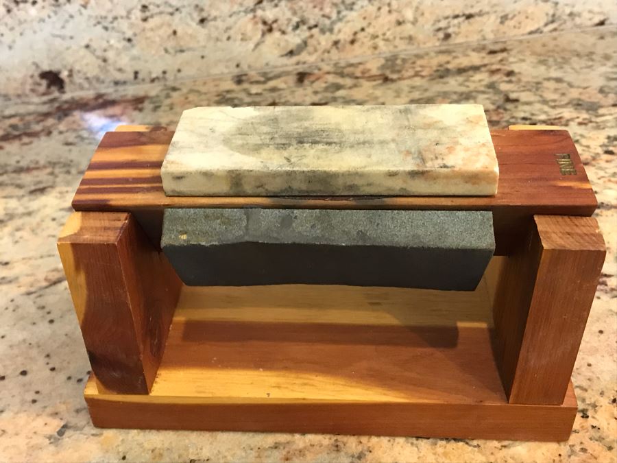 Smith's Tri-Hone Sharpening Stone, Sharpening Stone And Alaskan Ulu Knife With Stand [Photo 3]